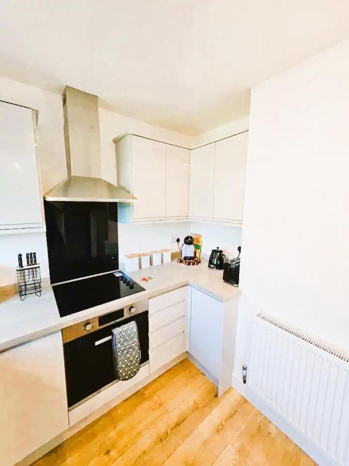 House With 3 Bedroom And 2 Parking Bays - Airport 6 Min Walk Manchester